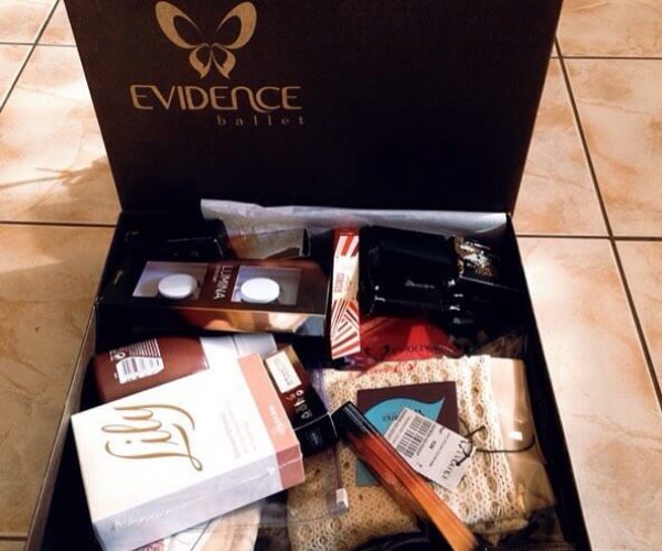 Reação de Vitória Salmazo ao receber o kit Evidence Ballet. IMPERDÍVEL!!!
