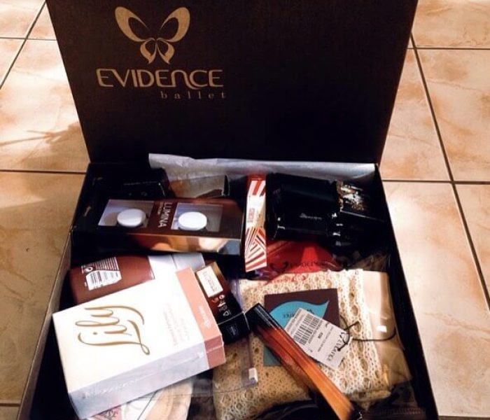 Reação de Vitória Salmazo ao receber o kit Evidence Ballet. IMPERDÍVEL!!!