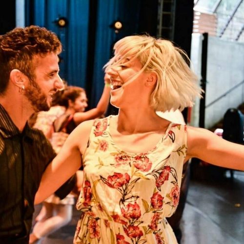 Mais que parceiros de dança: casal sobe aos palcos na vida real