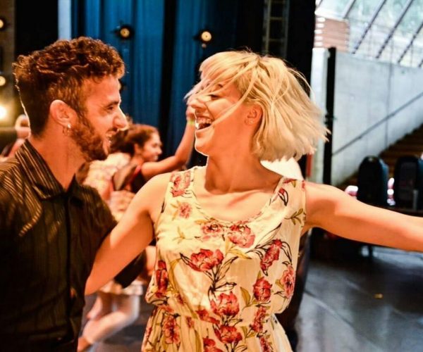 Mais que parceiros de dança: casal sobe aos palcos na vida real