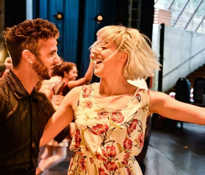 Mais que parceiros de dança: casal sobe aos palcos na vida real