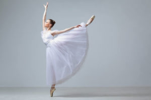293895-adagio-no-ballet-saiba-como-esse-passo-e-feito