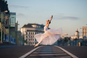 Transmitir uma sensação de identidade bem definida por meio do visual é tudo que a gente quer, não é verdade? O estilo de bailarina, por exemplo, expressa muita graciosidade, leveza e charme aliados a um look bastante casual. Recentemente esse padrão ganhou força no cenário da moda internacional. Não é à toa que a Valentino, marca italiana referência mundial, buscou inspiração no ballet para apresentar a coleção de inverno em 2017.