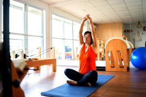 Conheça as diferenças entre pilates solo e em aparelho